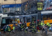 Σε λιποθυμία του οδηγού φέρεται να οφείλεται ο εκτροχιασμός του τραμ στο Μιλάνο, με δύο νεκρούς και σαράντα τραυματίες: Βίντεο και φωτογραφίες