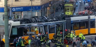 Σε λιποθυμία του οδηγού φέρεται να οφείλεται ο εκτροχιασμός του τραμ στο Μιλάνο, με δύο νεκρούς και σαράντα τραυματίες: Βίντεο και φωτογραφίες