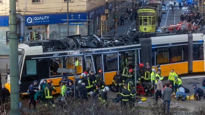Σε λιποθυμία του οδηγού φέρεται να οφείλεται ο εκτροχιασμός του τραμ στο Μιλάνο, με δύο νεκρούς και σαράντα τραυματίες: Βίντεο και φωτογραφίες