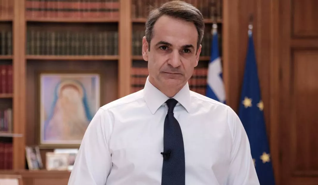 Πολιτικές Απόκριες: Η κυβέρνηση… πετά χαρταετό, η αντιπολίτευση θυμίζει «Καρνάβαλο»
