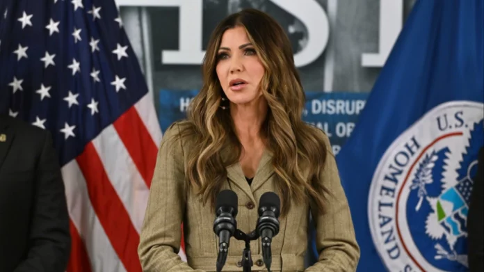 Η Νοέμ υπόσχεται ότι όλοι οι ομοσπονδιακοί πράκτορες θα φορούν στο εξής κάμερες μετά τους νεκρούς στη Μινεάπολη