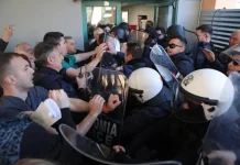 Όταν η πολιτική ένταση μετατρέπεται σε κίνδυνο για τους αστυνομικούς