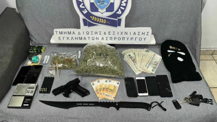 Συνελήφθησαν τρεις νεαροί στο Αιγάλεω για διακίνηση ναρκωτικών