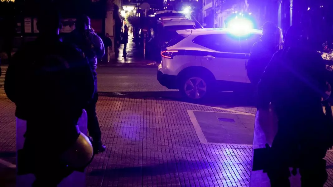 Θεσσαλονίκη: Συμπλοκή έξω από εστιατόριο μετά από τροχαίο – Πετούσαν τραπέζια και καρέκλες μπροστά σε θαμώνες