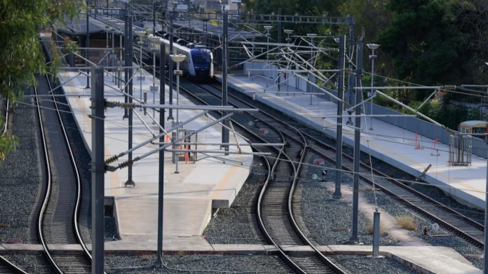 Συνελήφθη 38χρονος που έκλεψε καλώδιο 100 μέτρων του Προαστιακού θέτοντας σε κίνδυνο την ασφάλεια επιβατών και συρμών