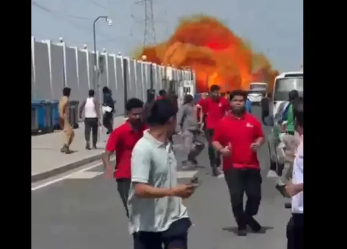 Συγκλονιστικό βίντεο: Συντρίμμια από πύραυλο που εκτόξευσε το Ιράν πέφτουν δίπλα σε πολίτες στην Ντόχα του Κατάρ