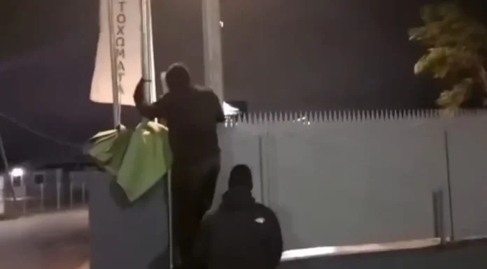 Ο Ρουβίκωνας επιτέθηκε με βαριοπούλες στα γραφεία της Βιολάντα στις Αχαρνές – (VIDEO)