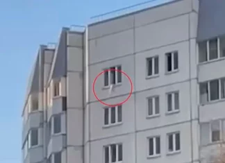 Τρομακτικό βίντεο από τη Ρωσία: Βρέφος βρέθηκε στο κενό από ύψος 33 μέτρων, το έπιασαν νοσοκόμες με ένα παλτό