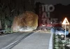 Χίος: Τεράστιος βράχος κατέληξε στον δρόμο μετά από κατολίσθηση – Μικρές ζημιές σε ένα ΙΧ