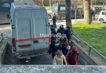 Θεσσαλονίκη: Ελεύθεροι οι 38 συλληφθέντες από την επιχείρηση στο ΑΠΘ – Αναβλήθηκε η δίκη