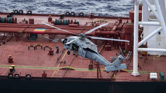 Ινδικός Ωκεανός: Ρεσάλτο των αμερικανών σε τάνκερ που φέρεται να συνδέεται με Ιράν και Ρωσία – «Τα διεθνή ύδατα δεν είναι καταφύγιο» (Video)