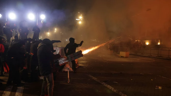 Νέα σοβαρά επεισόδια σε αντικυβερνητική διαδήλωση στην Αλβανία, δείτε βίντεο