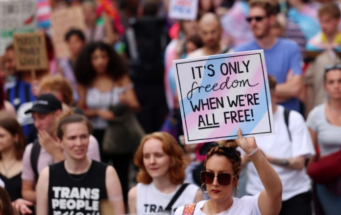 ΗΠΑ: Έκοψαν το στήθος ανήλικης και την έπεισαν να αλλάξει φύλο – Τώρα τους κάνει μήνυση