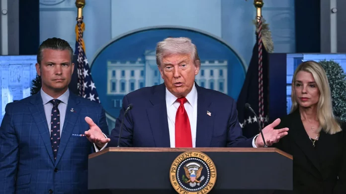 Τραμπ για Ιράν: «Στείλαμε τεράστιο στόλο, καταστρέψαμε το πυρηνικό τους πρόγραμμα και ίσως πλήξουμε ξανά»