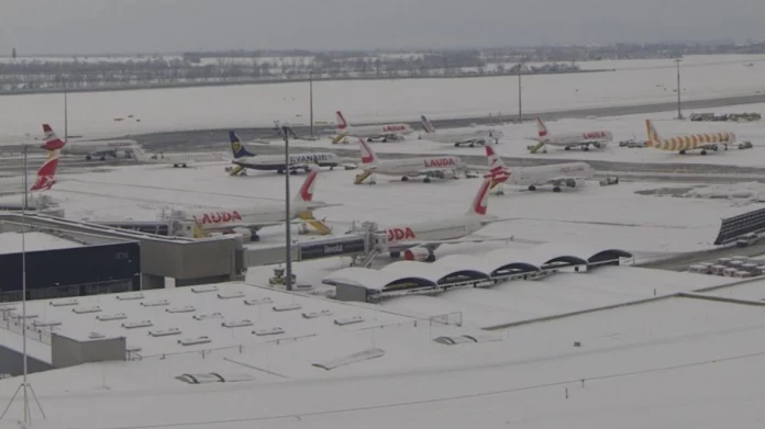 Αυστρία: Προβλήματα στο αεροδρόμιο της Βιέννης λόγω έντονης χιονόπτωσης