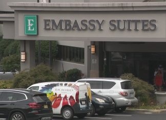 Άγριος καυγάς μεταξύ γυναικών στο λόμπι ξενοδοχείου: «Φύγε από πάνω μου»!