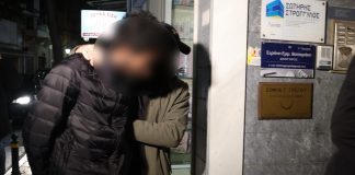 Χίος: «Δεν ήταν ο διακινητής» αναφέρουν έξι επιβάτες της λέμβου – Τι λένε οι συνήγοροι του 31χρονου Μαροκινού