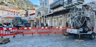 «Λουκέτο» στο λιμάνι της Ύδρας: Κλείνουν όλα τα καταστήματα για τα γυρίσματα της ταινίας με τον Μπραντ Πιτ