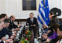 Η κυβέρνηση τρέχει μόνη της και κινδυνεύει να τερματίσει… δεύτερη