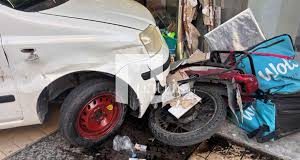 Κρήτη: Αυτοκίνητο έπεσε σε τζαμαρία μίνι μάρκετ στο κέντρο του Ηρακλείου