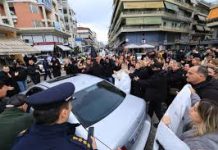 Βιολάντα: Με χειροκροτήματα και επευφημίες η έξοδος του ιδιοκτήτη – Πήρε προθεσμία για αύριο