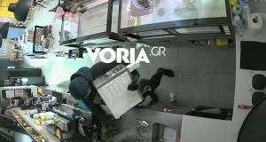 Θεσσαλονίκη: Βίντεο από διάρρηξη σε κατάστημα καφέ στον Εύοσμο, έκλεψαν μηχάνημα αξίας 4.000 ευρώ