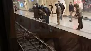αρχείο λήψης (2) Άνδρας έχασε τις αισθήσεις του και έπεσε στις ράγες του μετρό στους Αμπελόκηπους