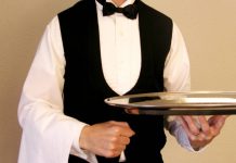 ΑΑΔΕ στέλνει πρόστιμα έως 10.000 ευρώ σε εργαζόμενους εστίασης για αδήλωτα φιλοδωρήματα