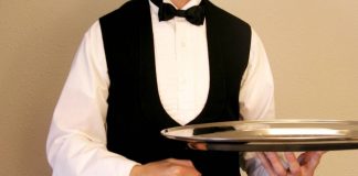 ΑΑΔΕ στέλνει πρόστιμα έως 10.000 ευρώ σε εργαζόμενους εστίασης για αδήλωτα φιλοδωρήματα