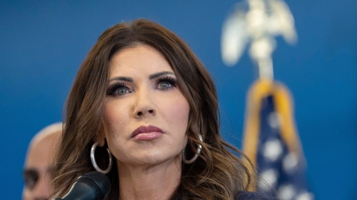 Ο Τραμπ απολύει την Κρίστι Νόεμ και την αντικαθιστά με τον γερουσιαστή Μαρκγουέιν Μάλιν Ο Πρόεδρος Ντόναλντ Τραμπ ανακοίνωσε ότι ο Ρεπουμπλικάνος γερουσιαστής