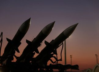 Ο φόβος και οι σειρήνες πολέμου δεν θα καλύψουν τις φωνές για τις λαμογιές και τις υποκλοπές