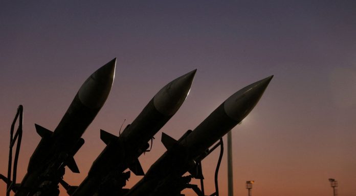 Ο φόβος και οι σειρήνες πολέμου δεν θα καλύψουν τις φωνές για τις λαμογιές και τις υποκλοπές