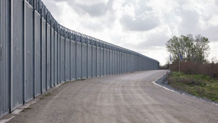 Έβρος: Ως «κίνηση κατά της Τουρκίας» βλέπουν τα τουρκικά ΜΜΕ την επέκταση του φράχτη