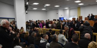 Άδωνις Γεωργιάδης: «Δείχνει» τους δικαστές για το χάος στη δίκη των Τεμπών