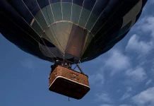 Καρέ καρέ η διάσωση δύο ατόμων που έπεσαν με το αερόστατο τους σε πύργο κινητής τηλεφωνίας στο Τέξας