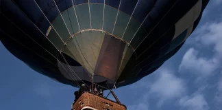 Καρέ καρέ η διάσωση δύο ατόμων που έπεσαν με το αερόστατο τους σε πύργο κινητής τηλεφωνίας στο Τέξας