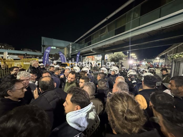 Θεσσαλονίκη: Τεταμένο το κλίμα στην Agrotica στη διαμαρτυρία των αγροτών – Απομάκρυναν τα κάγκελα, φρένο από την ΕΛΑΣ στην πορεία τους