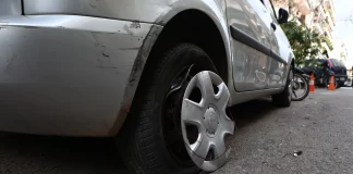 Αμπελόκηποι: Γυναίκα στην προσπάθεια της να βρει πάρκινγκ πήρε παραμάζωμα 14 αυτοκίνητα και μηχανές