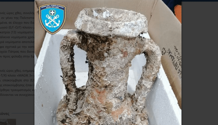 Κυλλήνη: Τράβηξε δίχτυα και έβγαλε αρχαίο αμφορέα