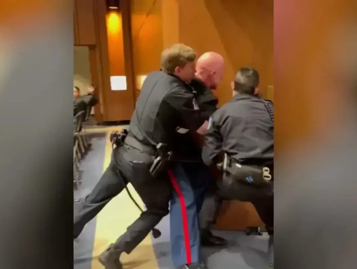 Αδιανόητο επεισόδιο στο Καπιτώλιο με διαδηλωτή κατά του Ιράν: Τον έβγαλαν σηκωτό και του έσπασαν το χέρι – (VIDEO)