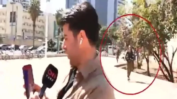 Ισραήλ: Η στιγμή που ένας Τούρκος δημοσιογράφος και ο καμεραμάν του συλλαμβάνονται στο Τελ Αβίβ – (VIDEO)
