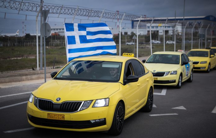 Οι «γαλάζιοι» βουλευτές που ενέπαιξαν τους ταξιτζήδες