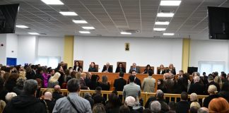 Δίκη Τεμπών: Οι αλλαγές στην αίθουσα – Σε άλλο χώρο οι συγγενείς