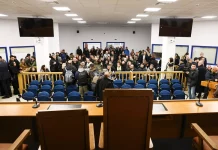 Δίκη για Τέμπη: “Η σημερινή εικόνα μας προσβάλει όλους – Η αίθουσα δεν πληροί τις προϋποθέσεις” λένε οι δικηγόροι