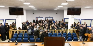 Δίκη για Τέμπη: “Η σημερινή εικόνα μας προσβάλει όλους – Η αίθουσα δεν πληροί τις προϋποθέσεις” λένε οι δικηγόροι