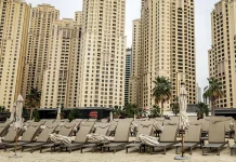 Πόλη-φάντασμα το Ντουμπάι: Καμήλες και άδειες ξαπλώστρες στις έρημες παραλίες που ήταν γεμάτες από κροίσους και influencers, βίντεο και φωτογραφίες