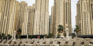 Πόλη-φάντασμα το Ντουμπάι: Καμήλες και άδειες ξαπλώστρες στις έρημες παραλίες που ήταν γεμάτες από κροίσους και influencers, βίντεο και φωτογραφίες