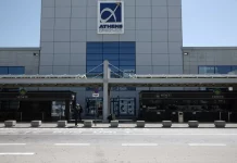 “Ελευθέριος Βενιζέλος”: Άνδρας σε αμόκ πέταξε μπουκάλια σε επιβάτες και διέλυσε κατάστημα Duty Free – Δείτε βίντεο ντοκουμέντο