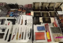 Ελληνικό: Συνελήφθησαν δύο άτομα για όπλα – Κατασχέθηκαν 1.764 κροτίδες, τρία πιστόλια εκτόξευσης φωτοβολίδων και 11 μαχαίρια