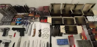 Ελληνικό: Συνελήφθησαν δύο άτομα για όπλα – Κατασχέθηκαν 1.764 κροτίδες, τρία πιστόλια εκτόξευσης φωτοβολίδων και 11 μαχαίρια